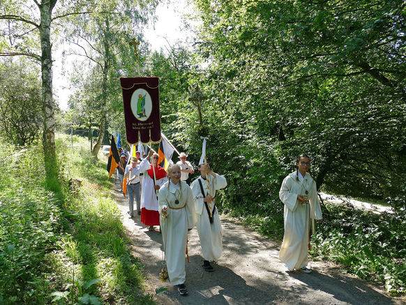 Festgottesdienst zum 1.000 Todestag des Heiligen Heimerads auf dem Hasunger Berg (Foto: Karl-Franz Thiede) Festgottesdienst zum 1.000 Todestag des Heiligen Heimerads auf dem Hasunger Berg (Foto: Karl-Franz Thiede)